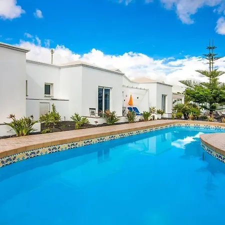 Luxurious A2 In A Quiet Complex With Pool 100m From The Sea Daire Charco del Palo